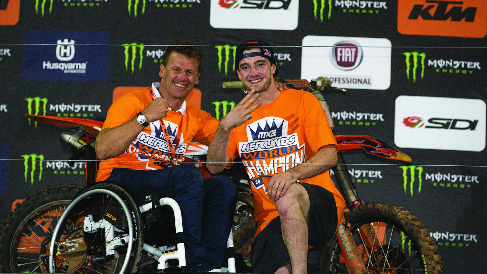O Jeffrey Herlings (δεξιά) δίπλα στον Pit Beirer της KTM.