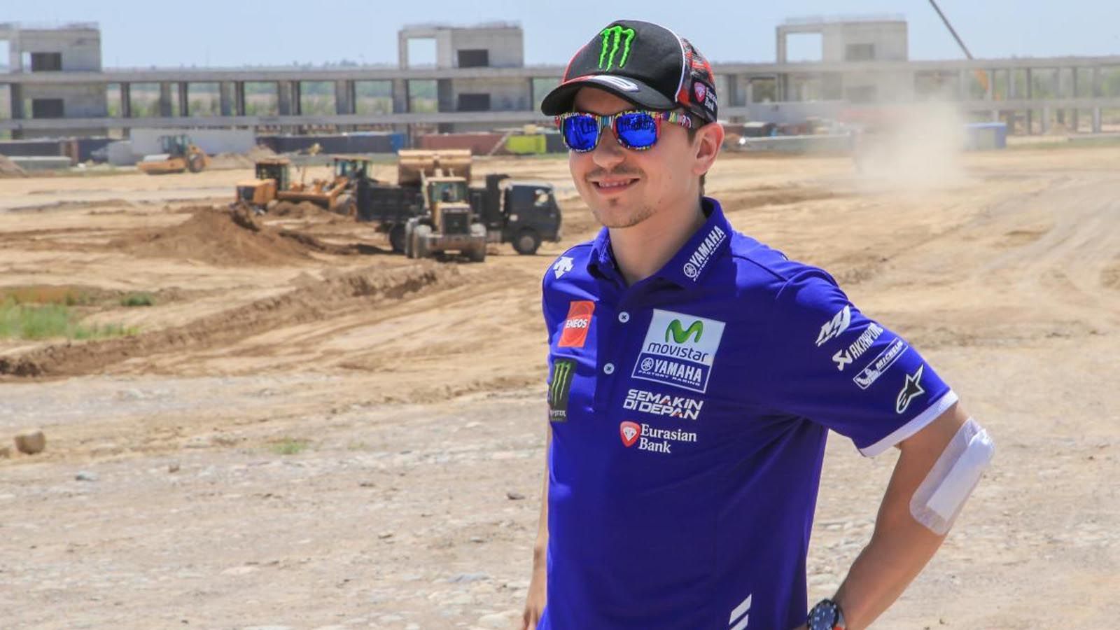 O Jorge Lorenzo παρατηρεί μάλλον...ενθουσιασμένος, τις εργασίες στην πίστα του Sokol. 