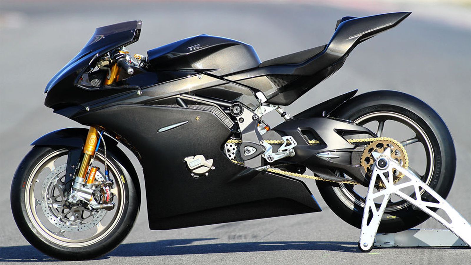 Όχι, δεν είναι 3D rendering, είναι πραγματική μοτοσυκλέτα. Η Τ12 Massimo. 