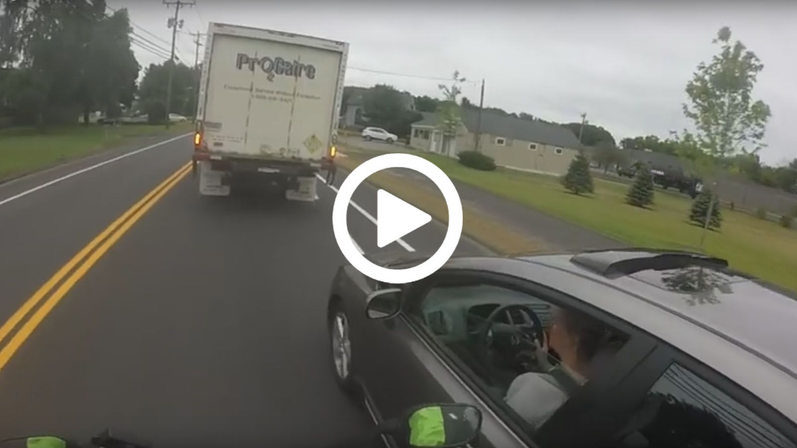 Η οδηγός τον έκοψε, αλλά αυτός δεν το άφησε έτσι! 