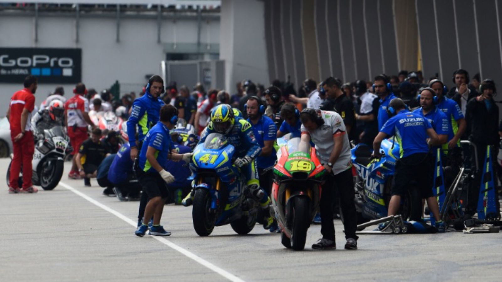 Μέσα στo pit lane του MotoGP!
