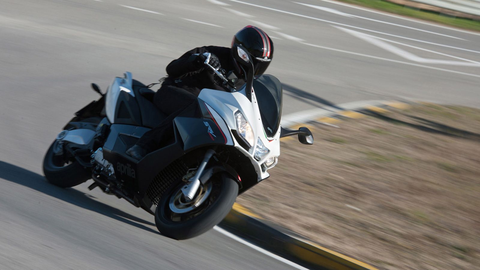 6 προτάσεις scooters που πλησιάζουν τις μοτοσυκλέτες σε μεγάλο βαθμό, κατασκευαστικά αλλά και οδηγικά! 