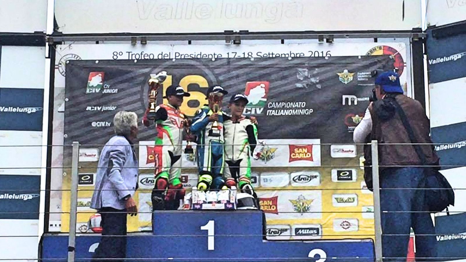 Ο Γιάννης Περιστεράς την στιγμή της βράβευσης, στο 2ο σκαλί του βάθρου.