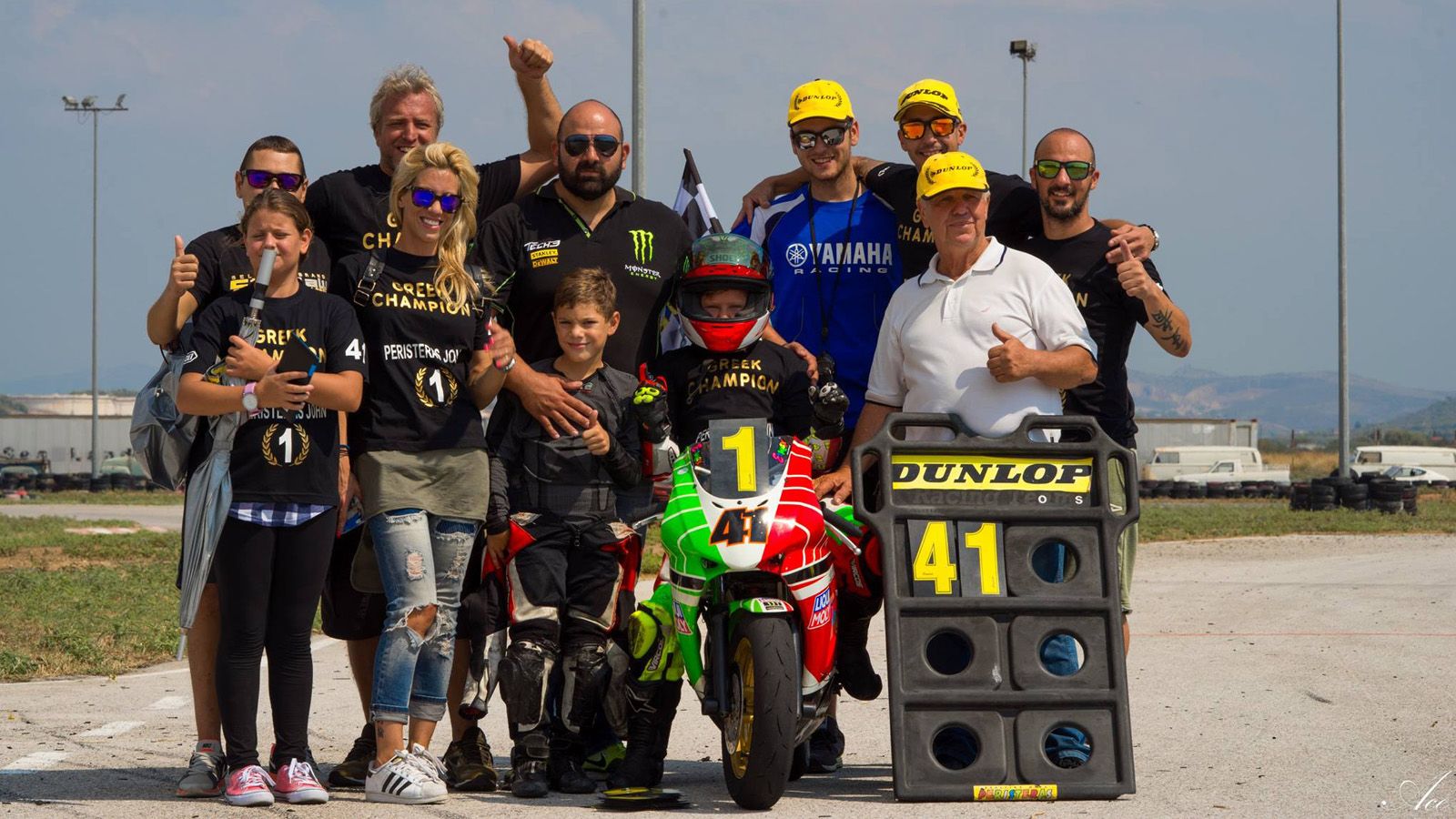 Ο Γιάννης Περιστεράς, με αγωνιστική περιβολή, σε αναμνηστική φωτογραφία.