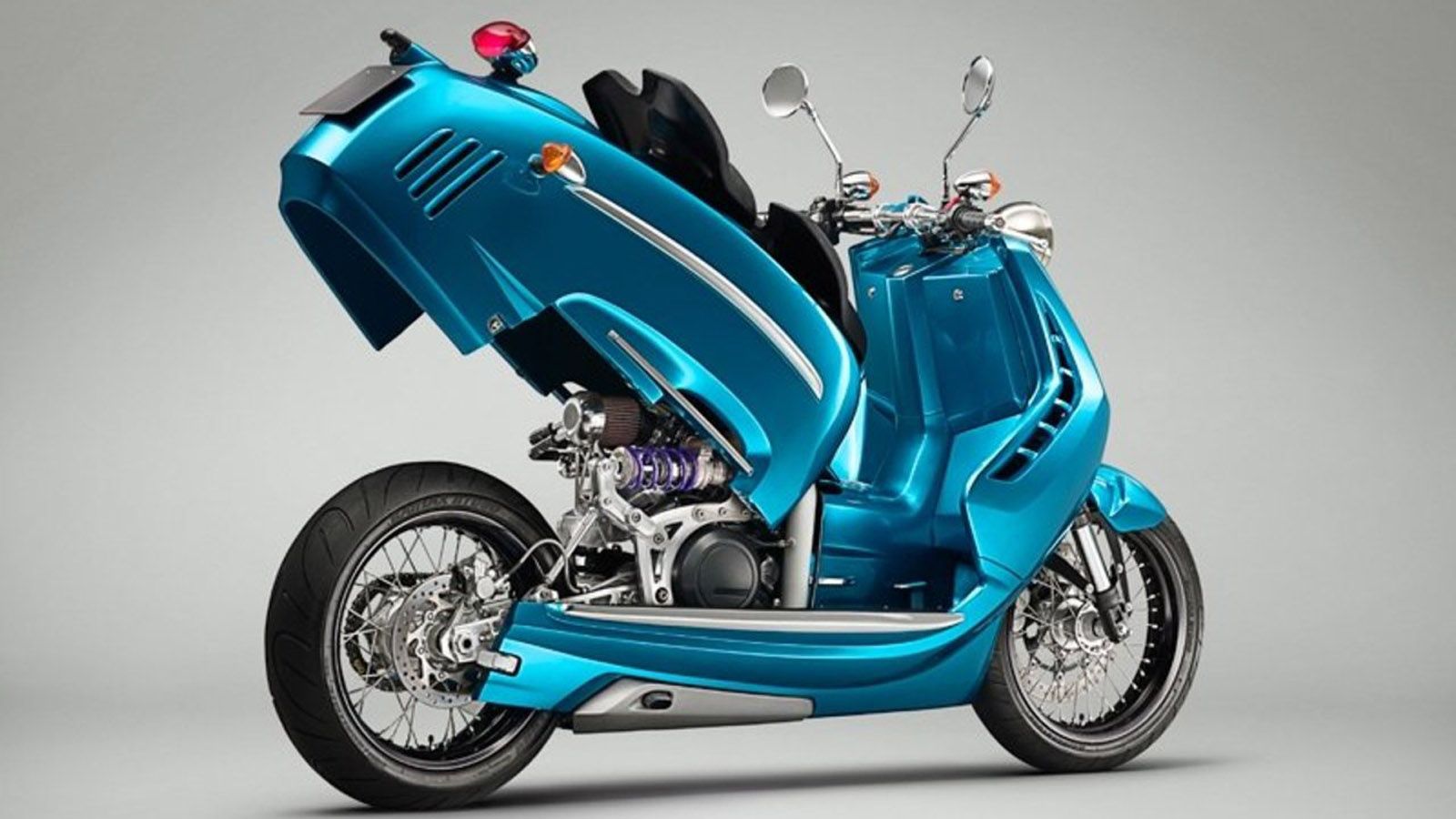 Το scooter με ανοιχτό το χώρο φιλοξενίας του κινητήρα. 