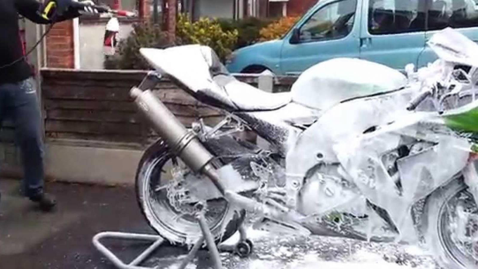 Σε εσάς τι συμβαίνει όταν πλένετε την μοτοσυκλέτα σας;