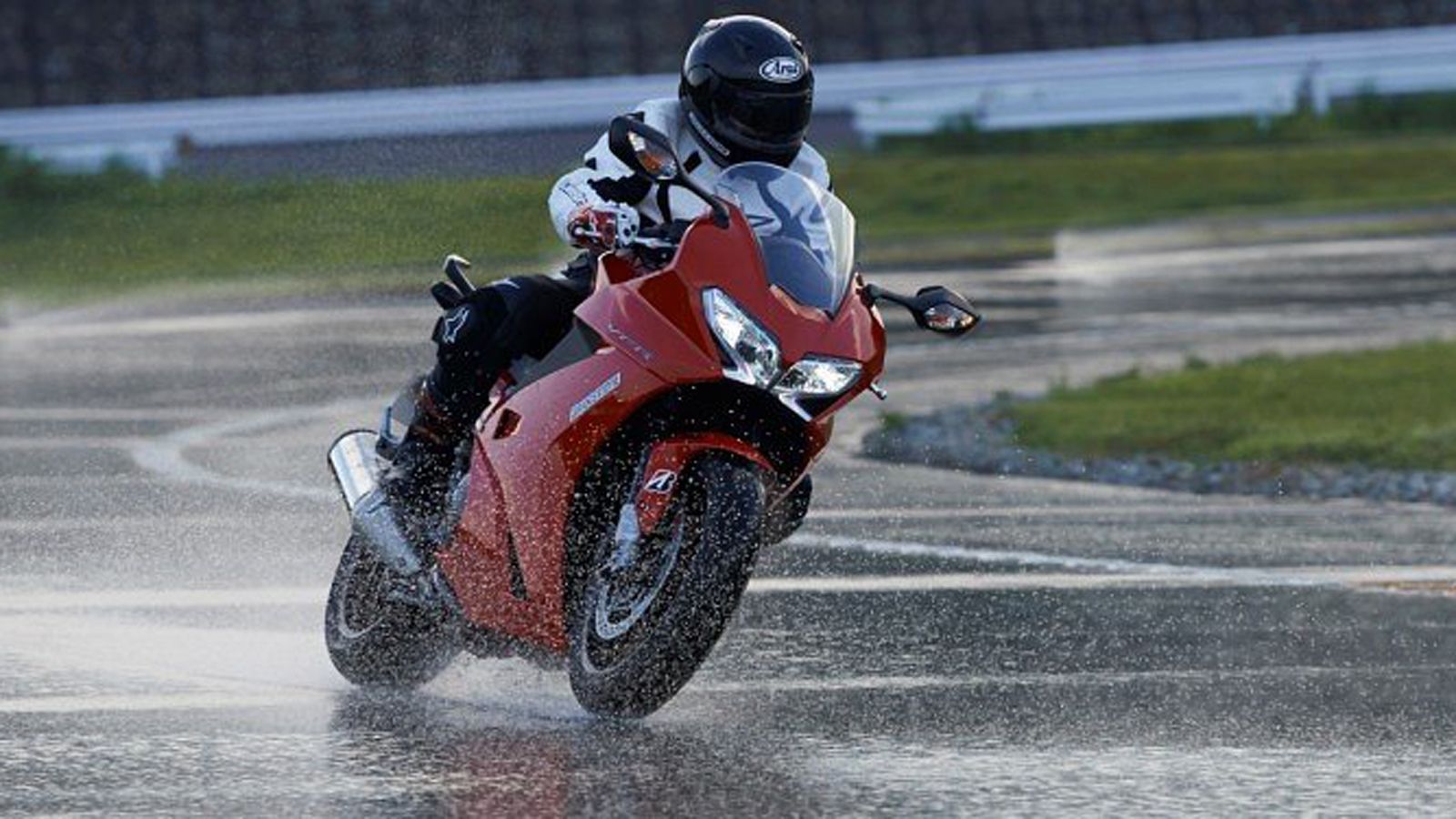 Μερικές συμβουλές και κόλπα που θα σας κάνουν ακόμα καλύτερους αναβάτες σε συνθήκες μειωμένης πρόσφυσης. 