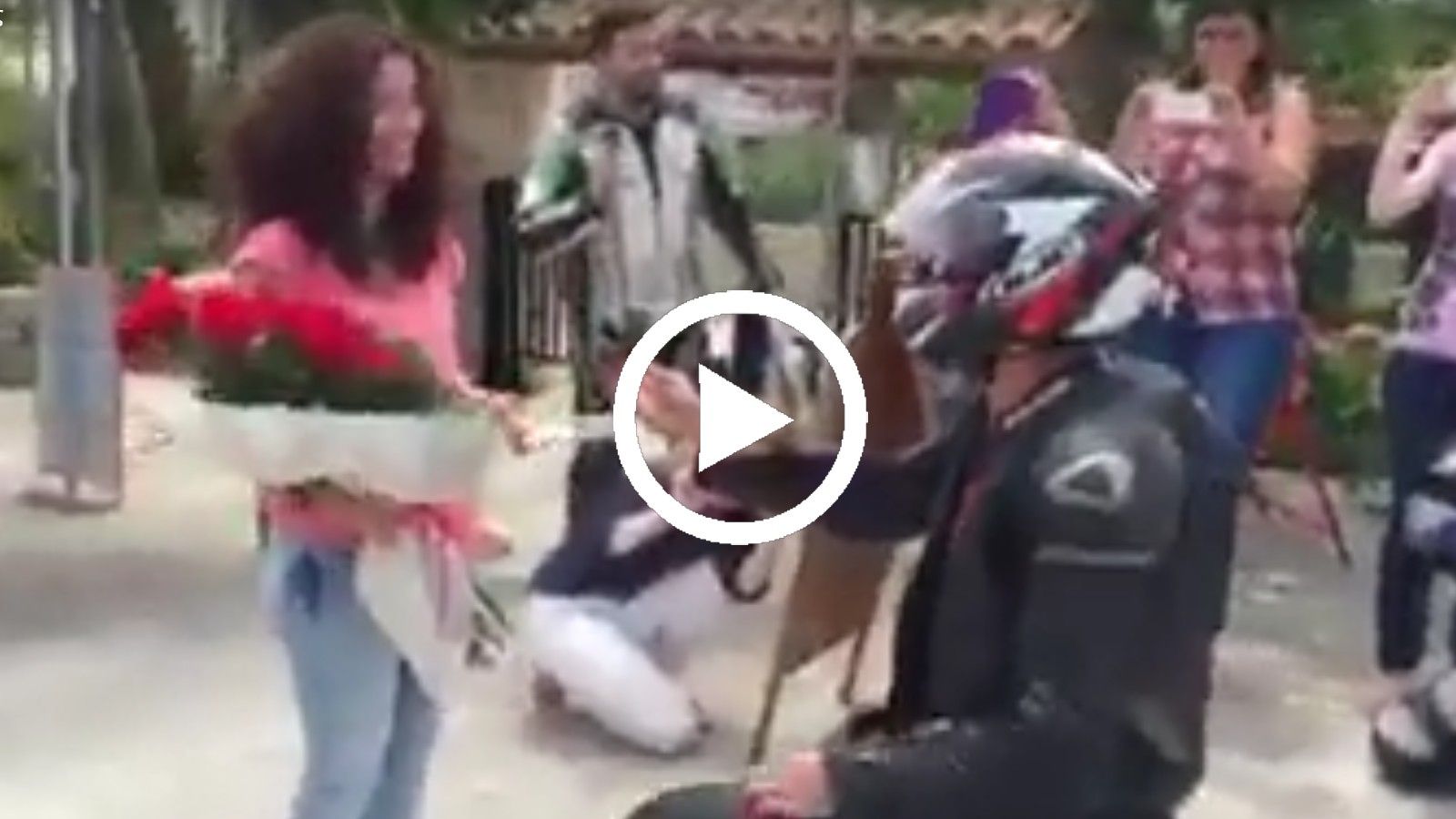 Μια πολύ γκαζωμένη πρόταση γάμου! 