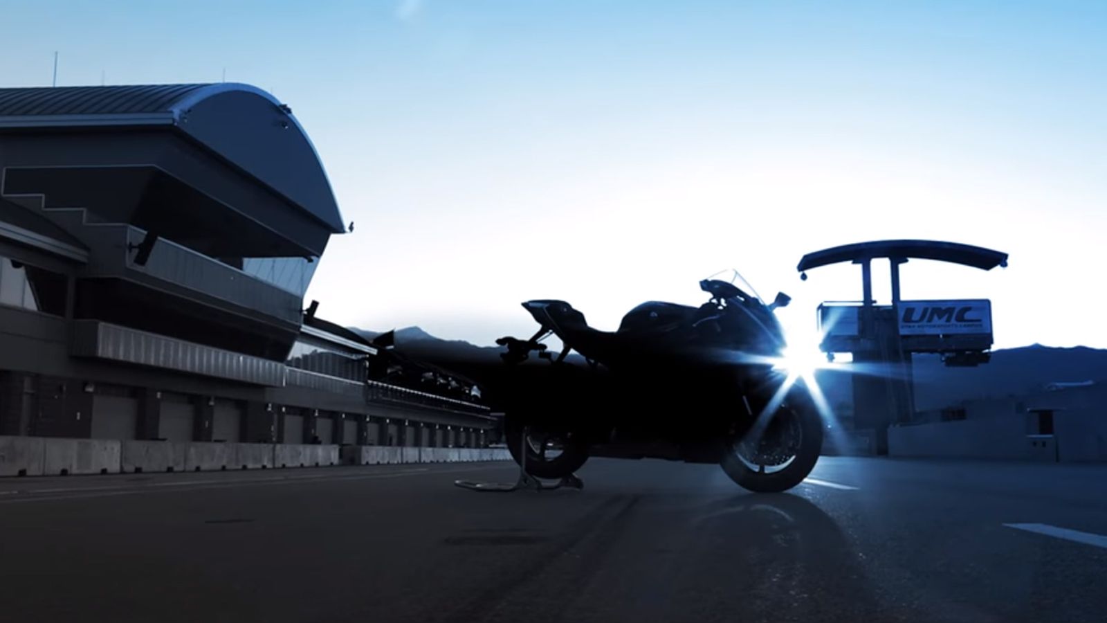 Λίγο ακόμη...ψήσιμο αποφάσισε να μας κάνει η Yamaha, για το νέο supersport της! 