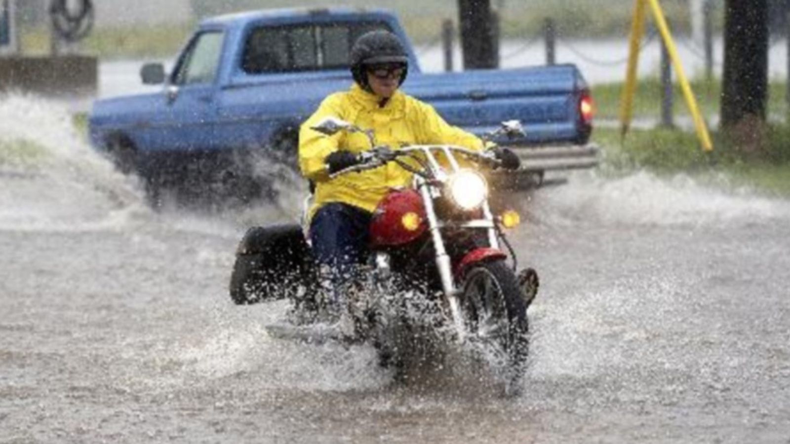 Ας δούμε λοιπόν τι φταίει, ποιες είναι οι δύο βασικές κατηγορίες αδιάβροχων που θα συναντήσεις στην αγορά και τι πρέπει να προσέξεις πριν επενδύσεις σ