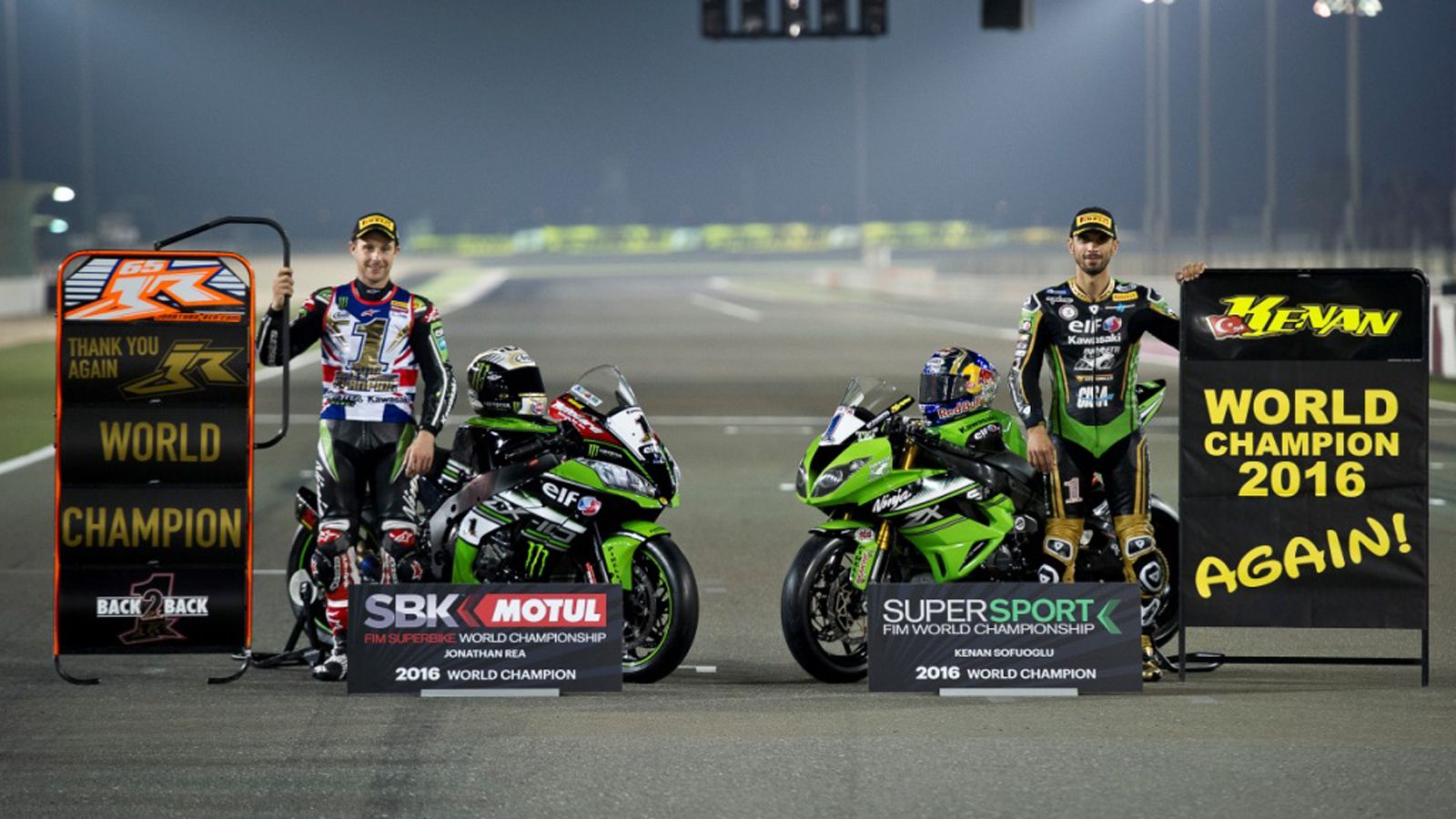 Ο Jonathan Rea (αριστερά) και ο Kenan Sofuoglu (δεξιά) με τις αγωνιστικές τους μοτοσυκλέτες.