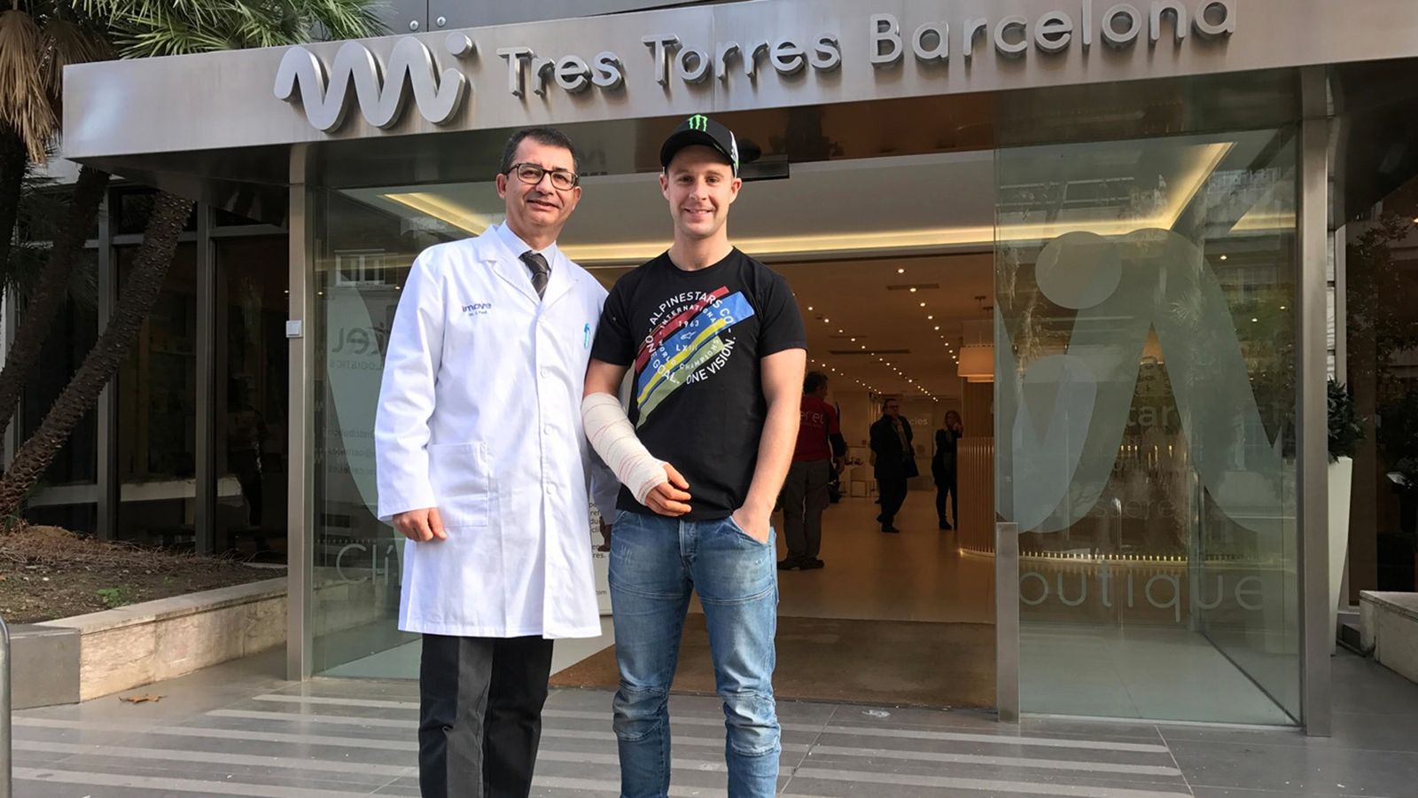 Ο Jonathan Rea με τον γιατρό Jordi Font.