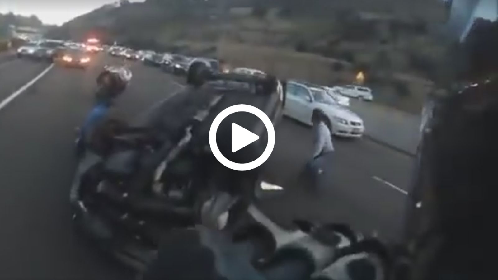 Έσπευσε σε βοήθεια ο συγκεκριμένος αναβάτης, βοηθώντας την νεαρή οδηγό να βγει από το αυτοκίνητο σε δευτερόλεπτα. 