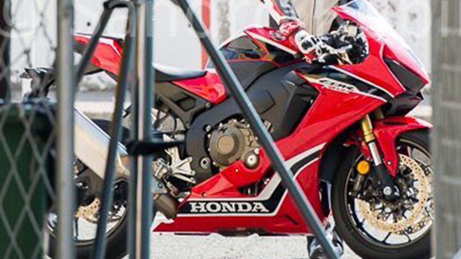 Περισσότερες πληροφορίες για το νέο supersport είδαν τα φώτα της δημοσιότητας. 