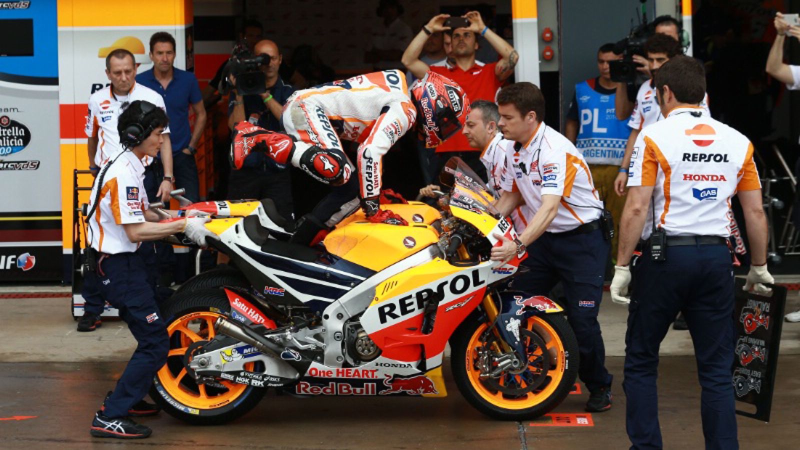 Κράνος υποχρεωτικό, και για το προσωπικό των paddocks, από του χρόνου! 