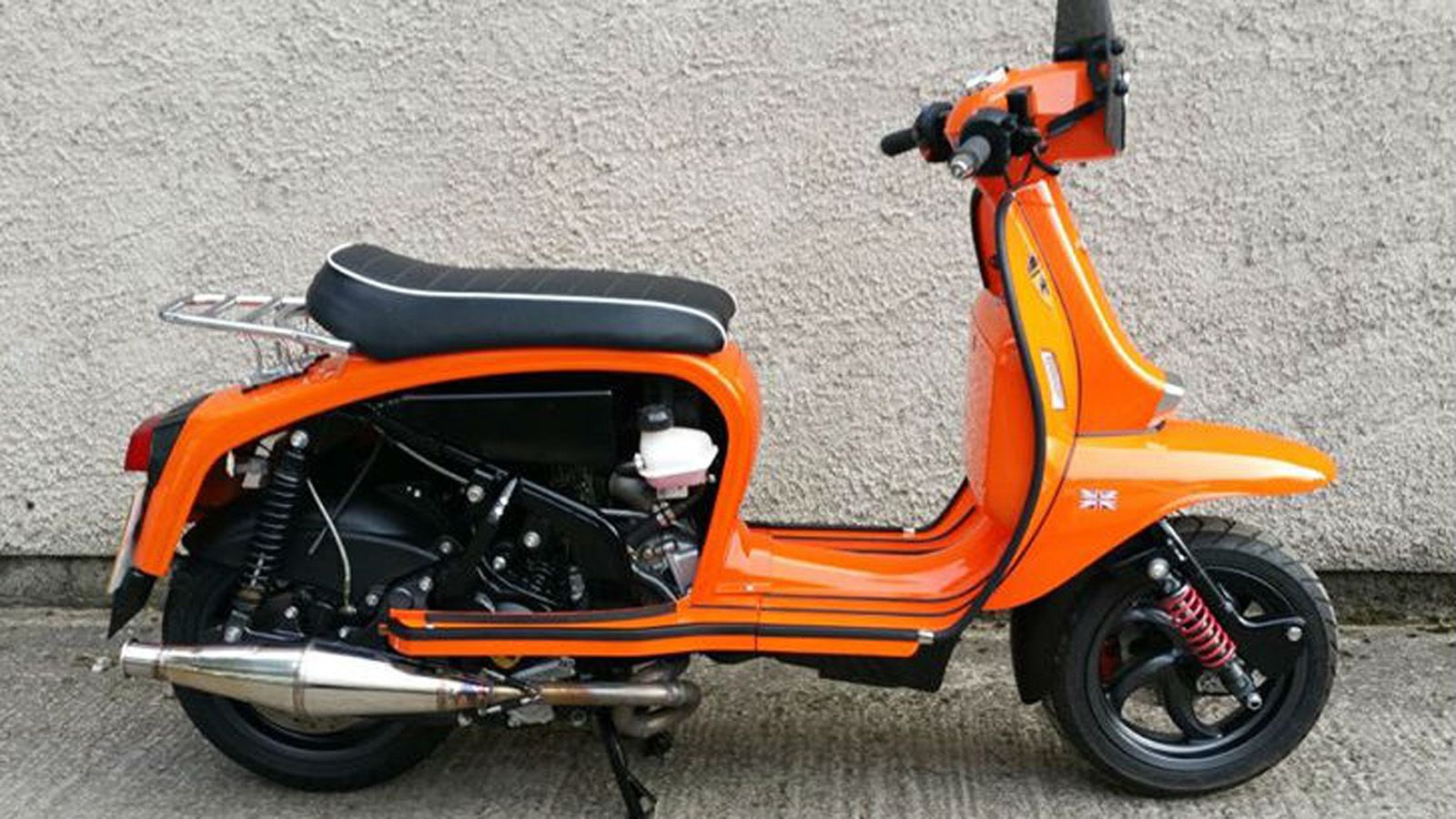 Το Scomadi 400. Προσέξτε πως έχει φιλοξενηθεί ο κινητήρας εντός του μικρού πλαισίου. 