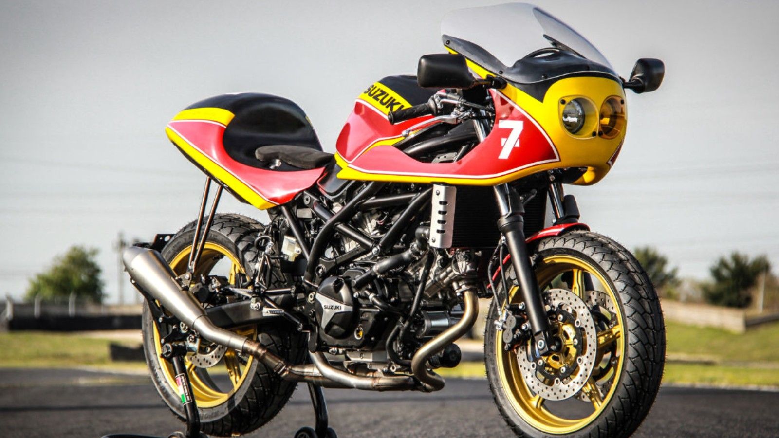 H εν λόγω μοτοσυκλέτα. Αστραφτερός χρωματισμός, μεγάλη προσοχή στην λεπτομέρεια και αναμφισβήτητη μοναδικότητα. 