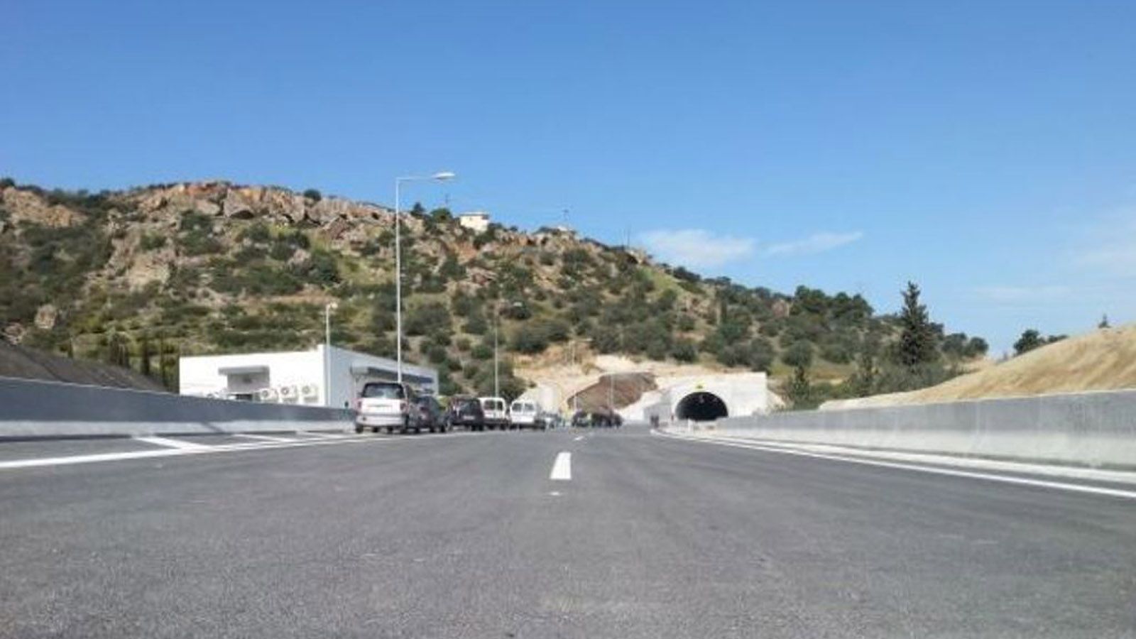 Δίνονται προσωρινά στην κυκλοφορία οι σήραγγες Ακράτας/Αιγείρας, οι οποίες ολοκληρώθηκαν. 