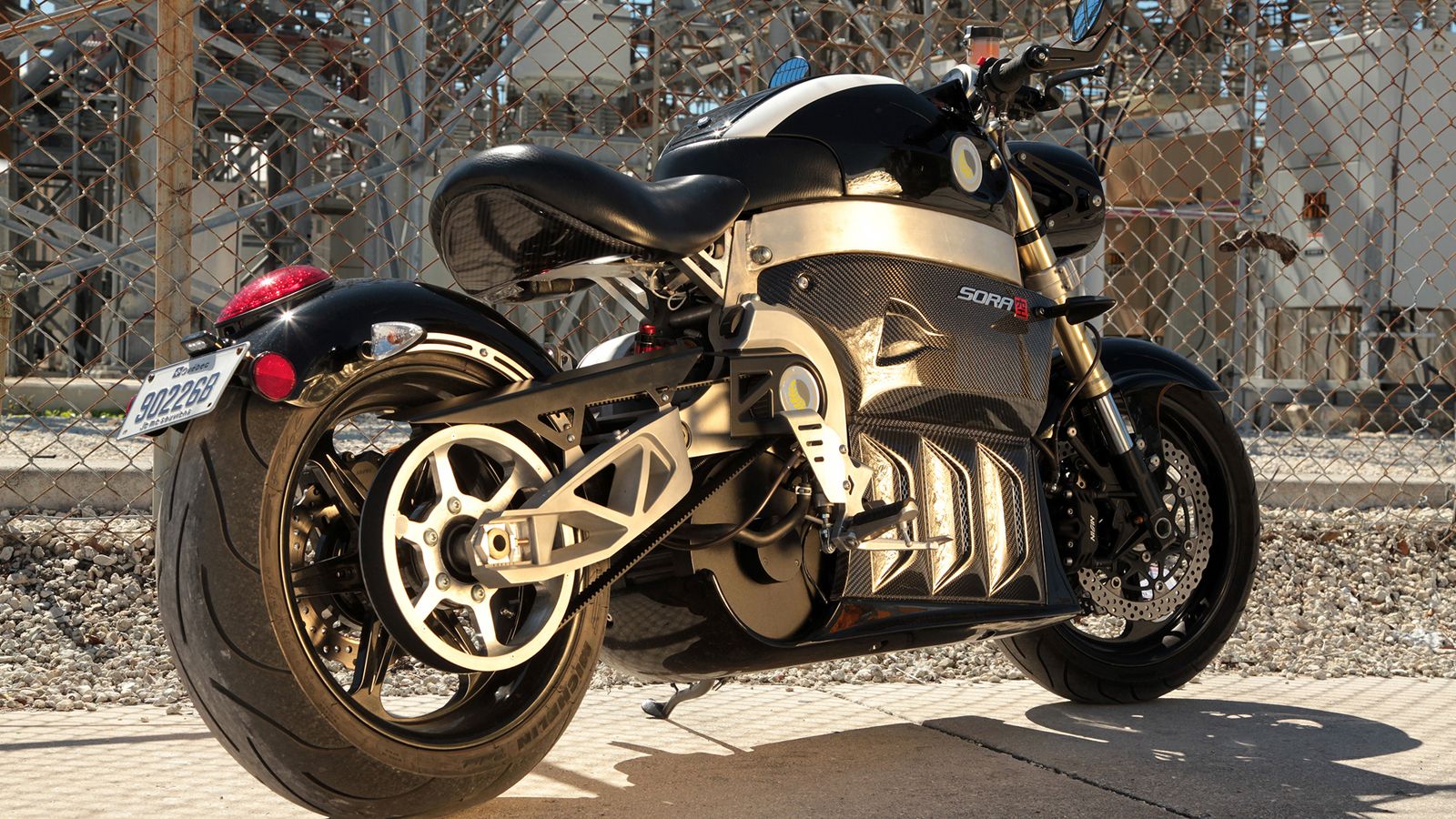 Διακρίνονται ξεκάθαρα ο ηλεκτροκινητήρας, αλλά και το πλαίσιο και το ψαλίδι αλουμινίου. 