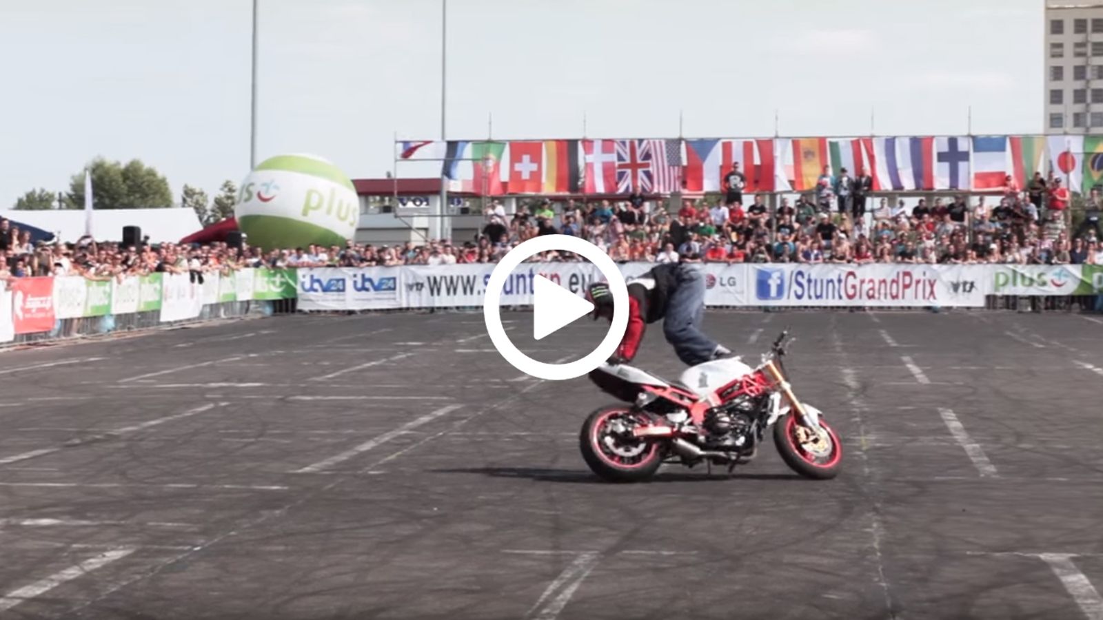 Φοβερός ο αναβάτης, ο οποίος χορεύει πάνω στη μοτοσυκλέτα του! 