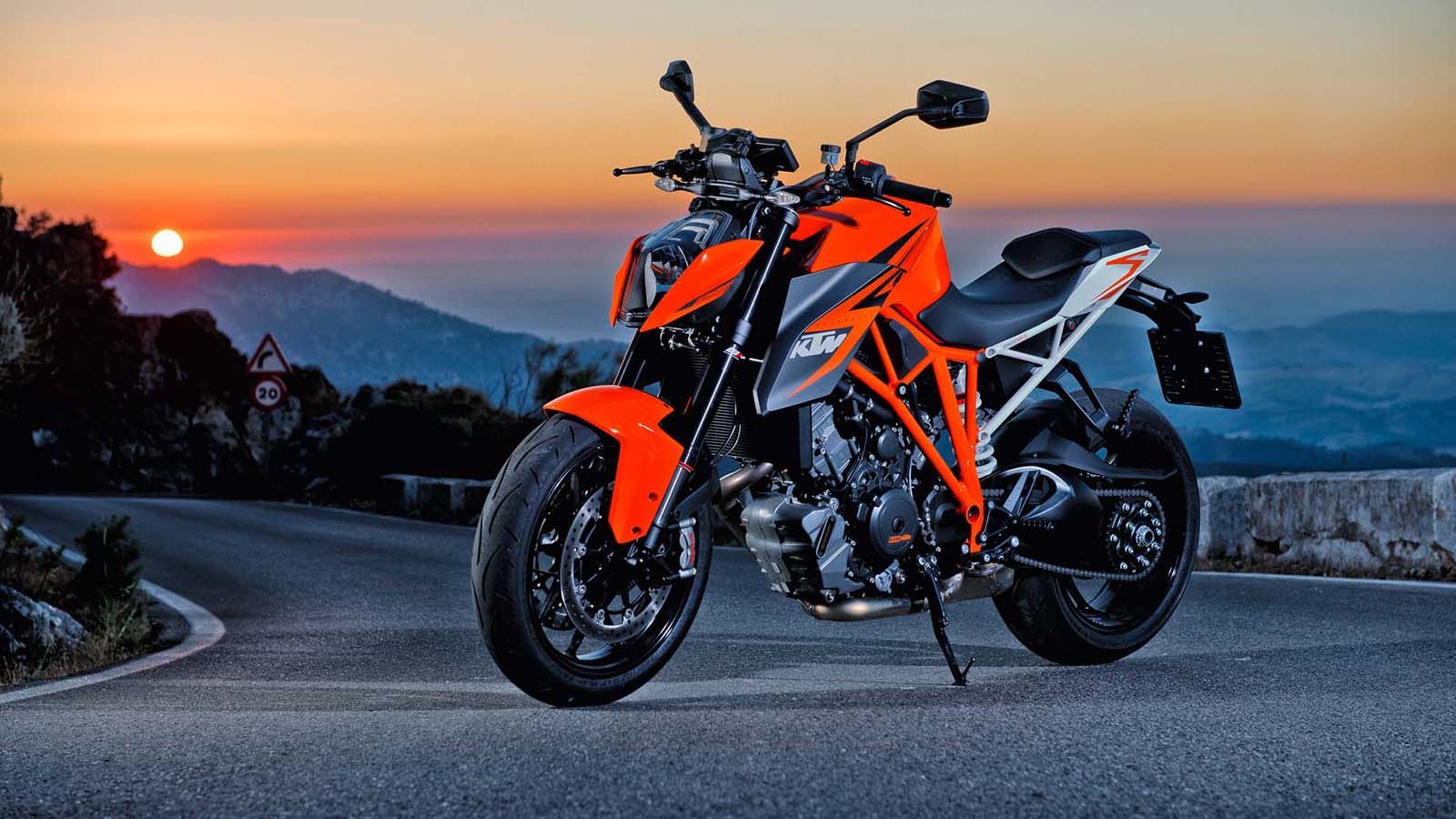 Ανανεώνεται το Super Duke R στα σημεία για το 2017, σύμφωνα με κατασκοπείες του εξωτερικού. 