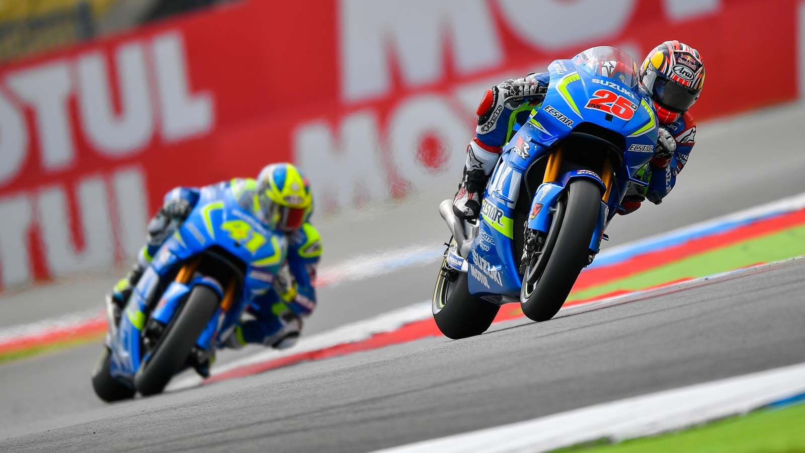 Οι δύο αναβάτες της Suzuki, επί το έργον στο Assen.