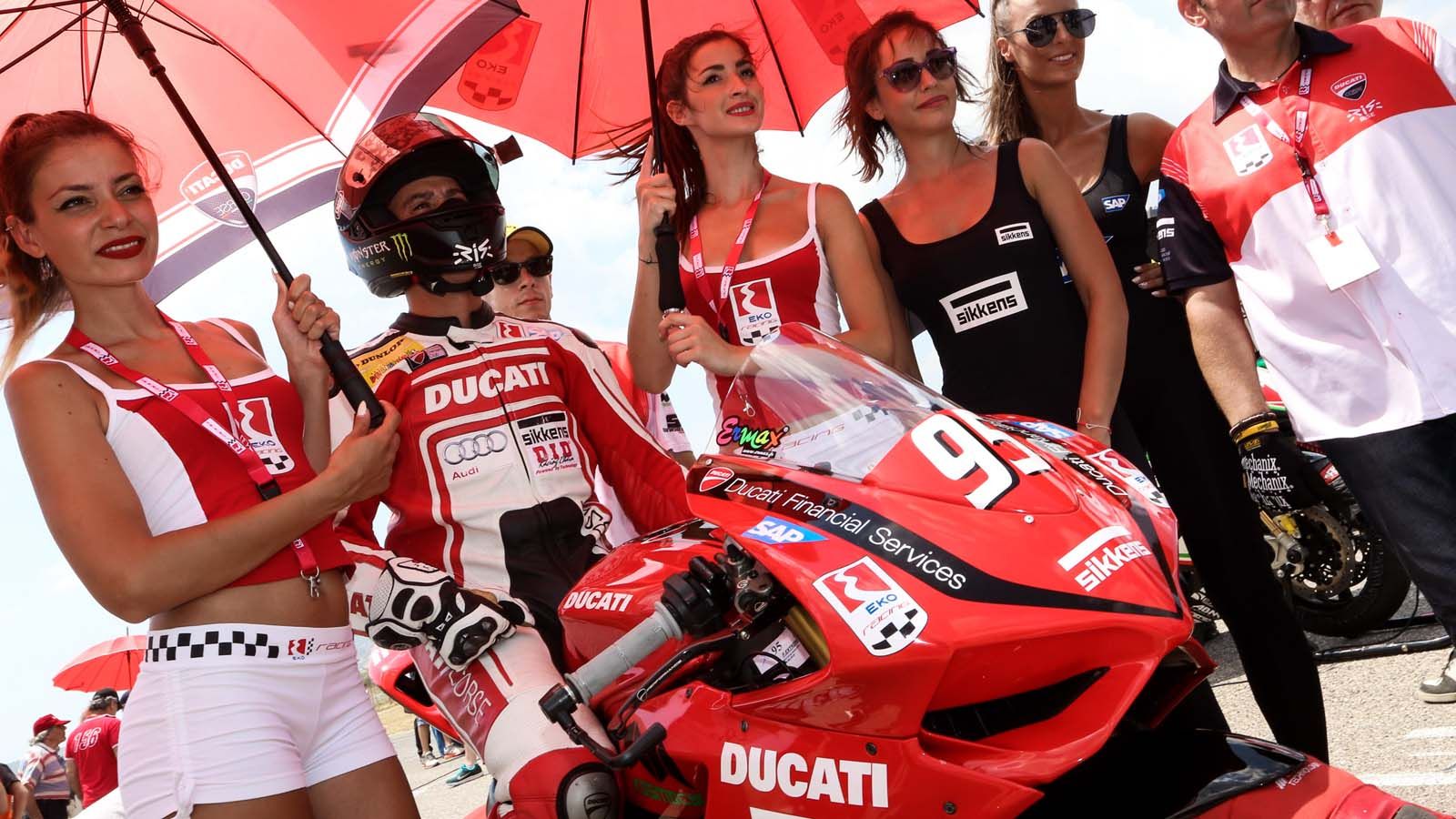 Ο Σάκης Συνιώρης στο Grid. 