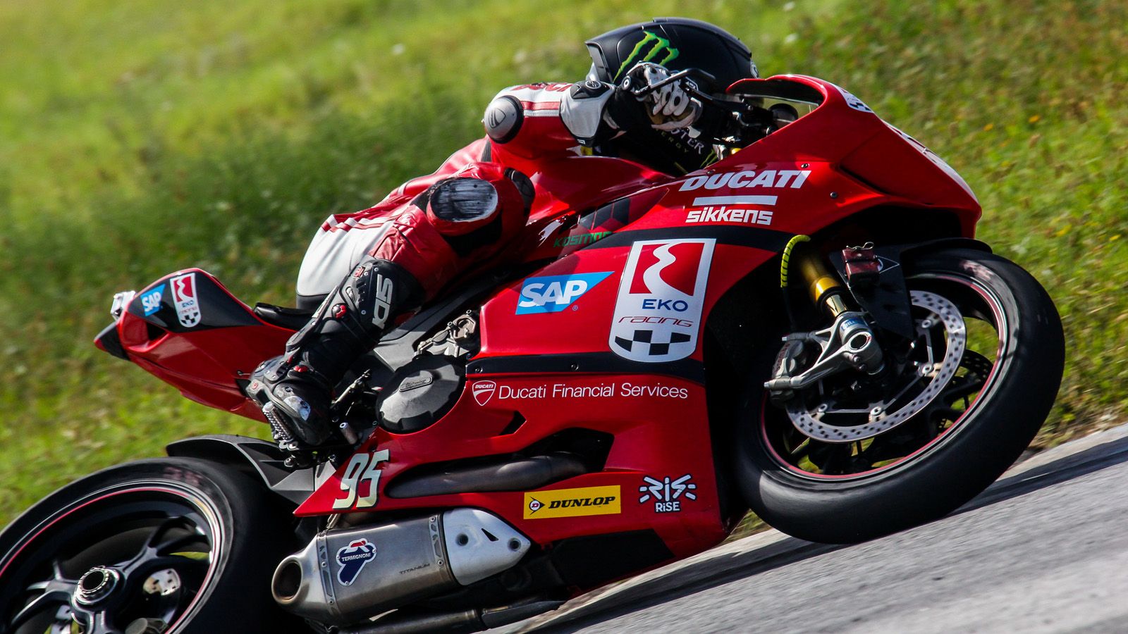 Ο Σάκης Συνιώρης επί το έργον, στην πίστα των Σερρών.