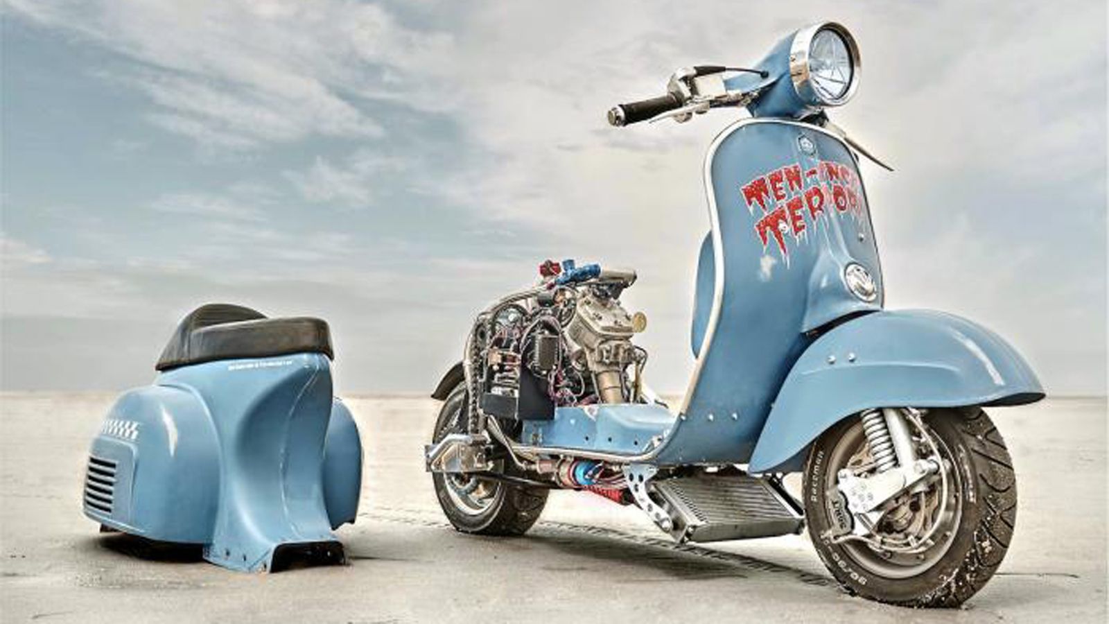 Η επίμαχη Vespa, με τον κινητήρα σε κοινή θέα. 