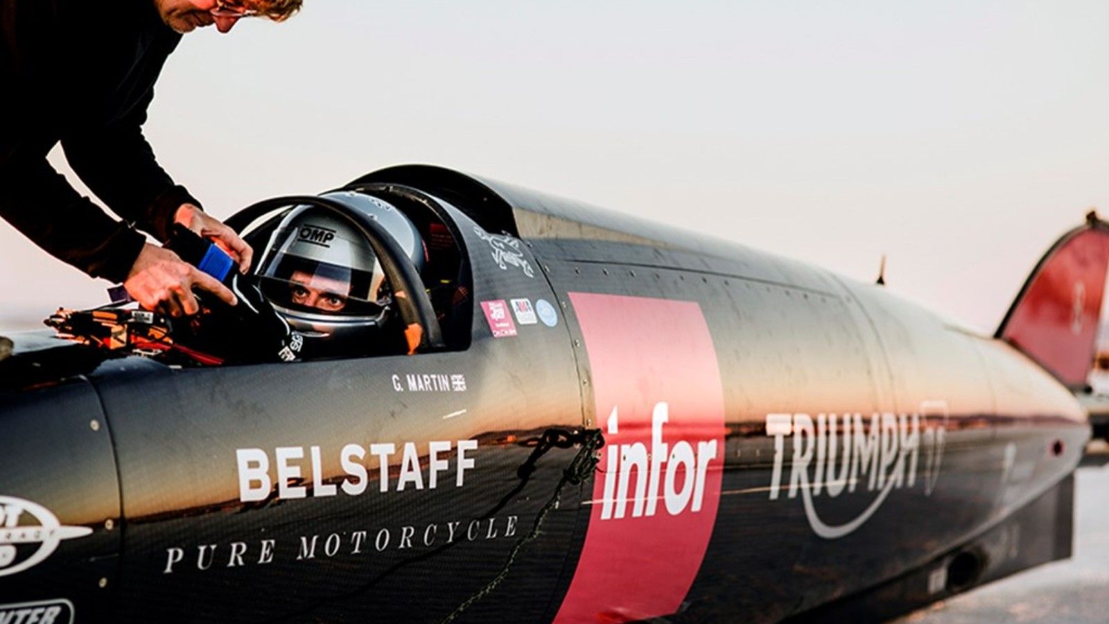O Guy Martin μέσα στην ειδική Triumph Streamliner του.