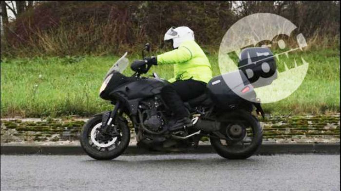 Η τελευταία κατασκοπευτική φωτογραφία του Tiger 1050 GT, το εμφανίζει με βαλίτσες. 