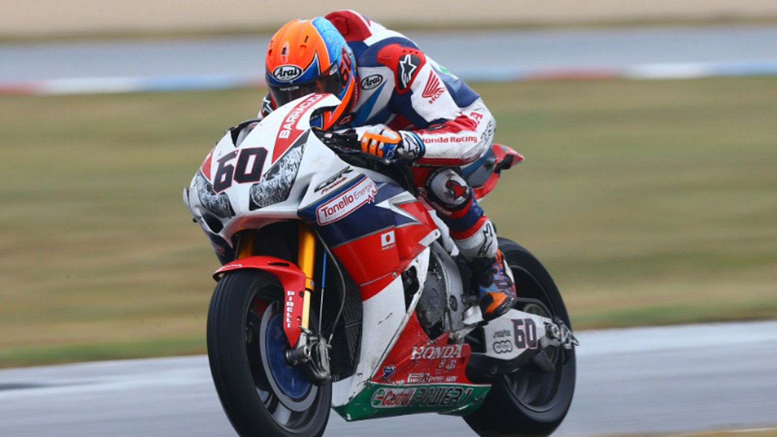 O Michale van der Mar οδηγεί την χτυπημένη, από την πτώση του, μοτοσυκλέτα του.