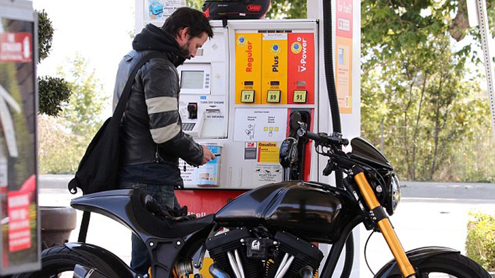 Εμφανίστηκες έτσι σε βενζινάδικο της Ινδίας; Και δεν βάζεις βενζίνη, και τρως πρόστιμο! 