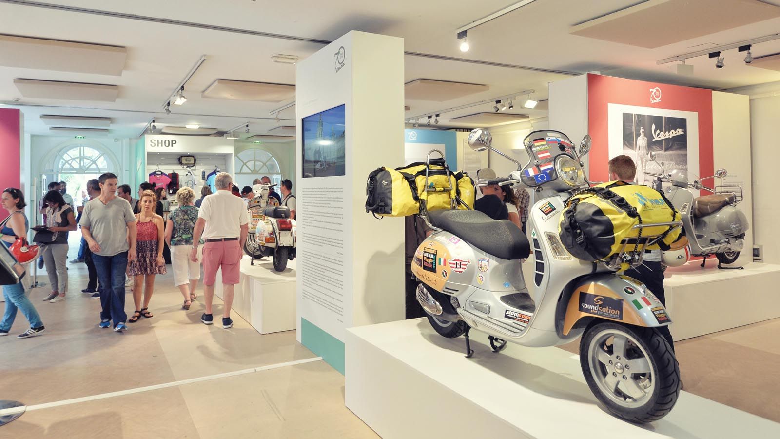 Φωτογραφίες από την έκθεση της Vespa, στο Saint Tropez. 