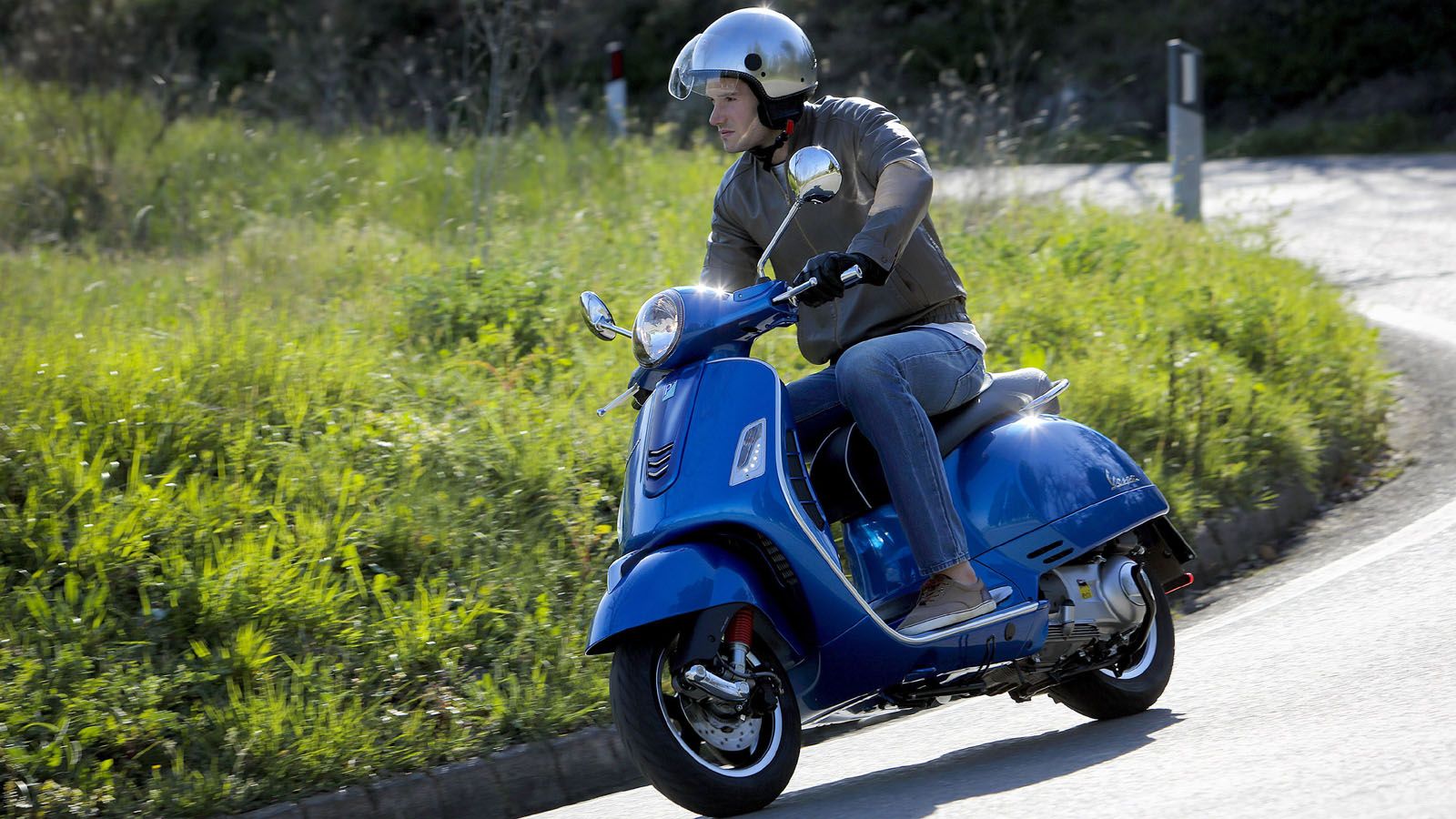 To μοντέλο της Vespa, GTS 300 Super, τώρα διαθέσιμο με νέα μειωμένη τιμή. 