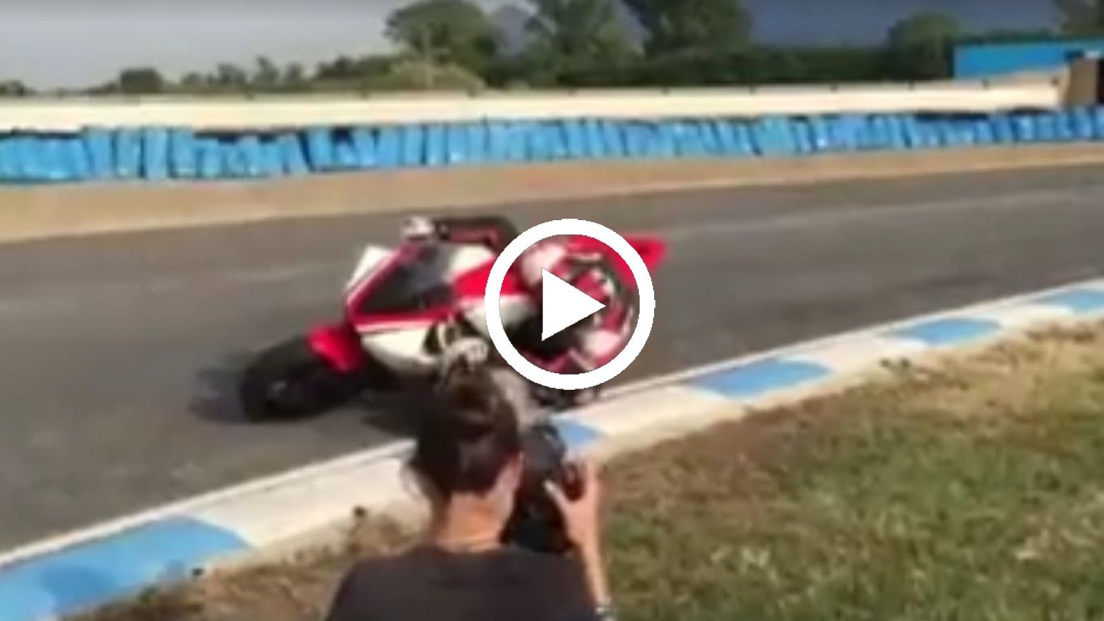 Που μπορεί να φτάσει κανείς για την τέλεια φωτογραφία! 