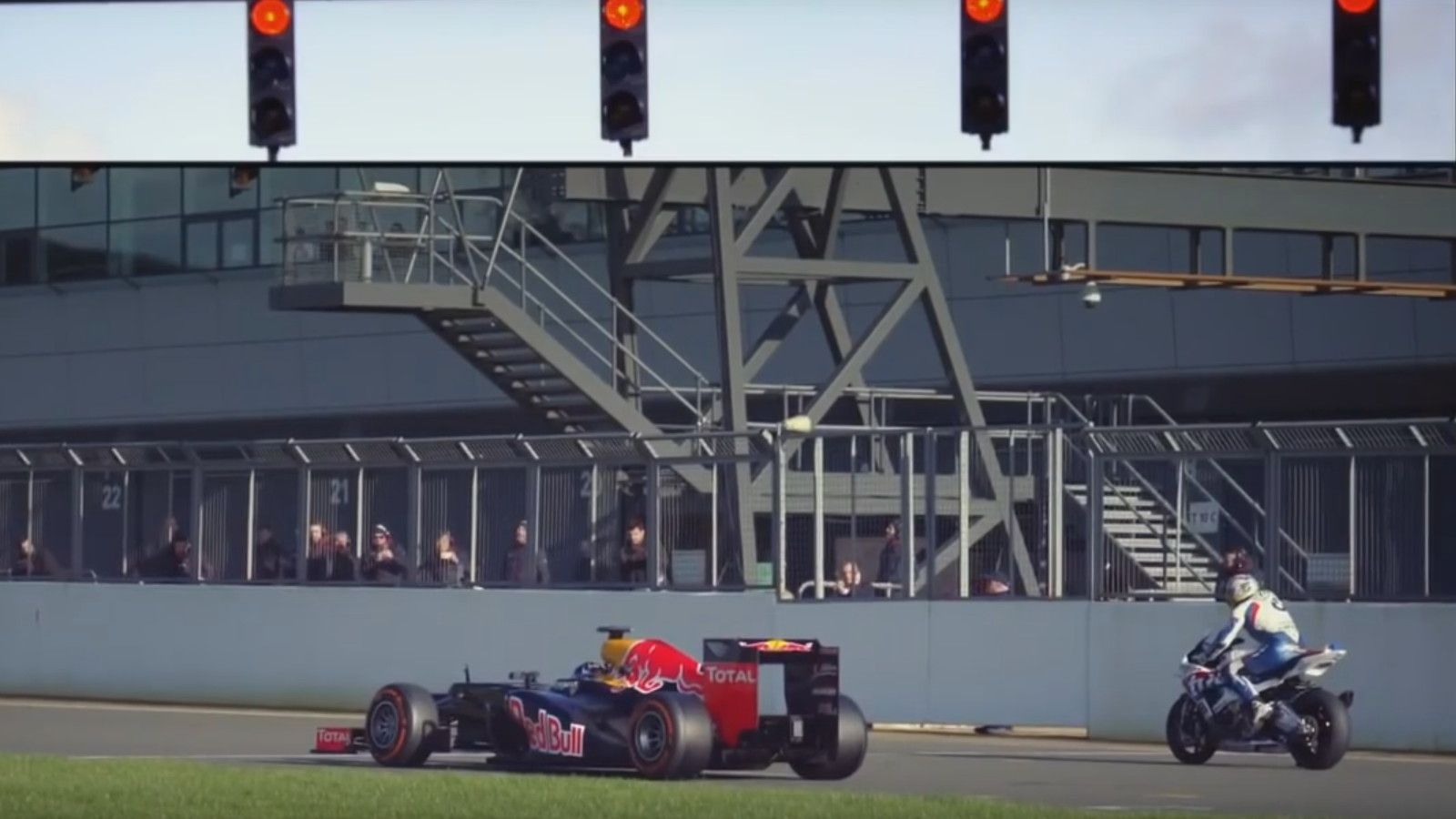 F1 εναντίον μοτοσικλέτας και η αδρεναλίνη χτυπάει κόκκινο! 