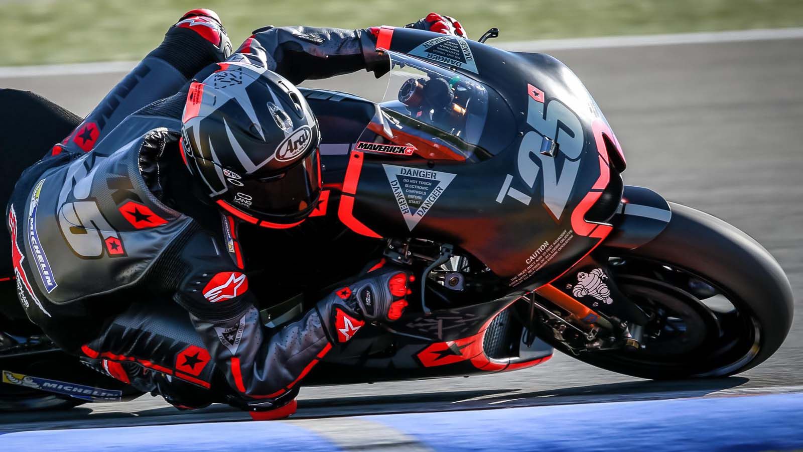 O Maverick Vinales πάνω στην -ειδικά βαμμένη- Yamaha YZR-M1.