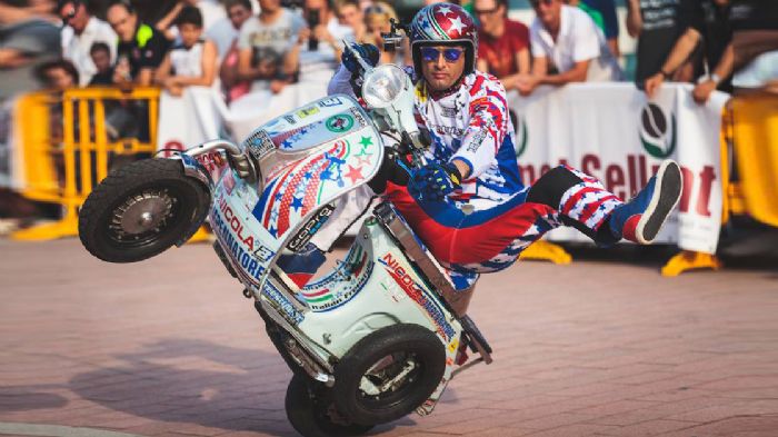Ο Nicola LΆimpennatore, o ημίτρελος stuntman με την Vespa, τον Aπρίλιο στην χώρα μας, στα πλαίσια του SMF.