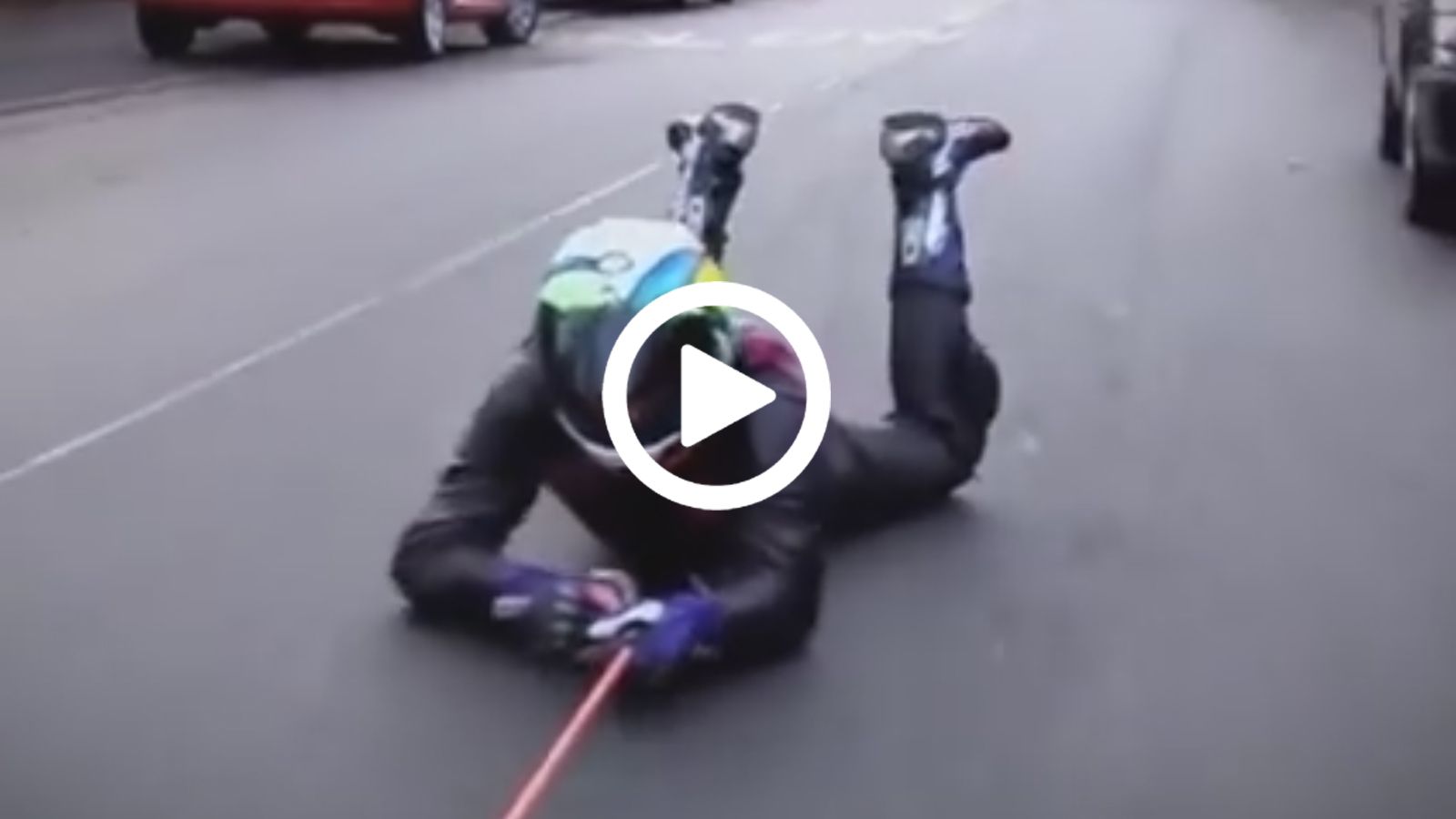 Αστείος ο τρόπος για να δείξει κανείς αυτό που μας δείχνει ο αναβάτης του βίντεο, αλλά αποτελεσματικότατος! 