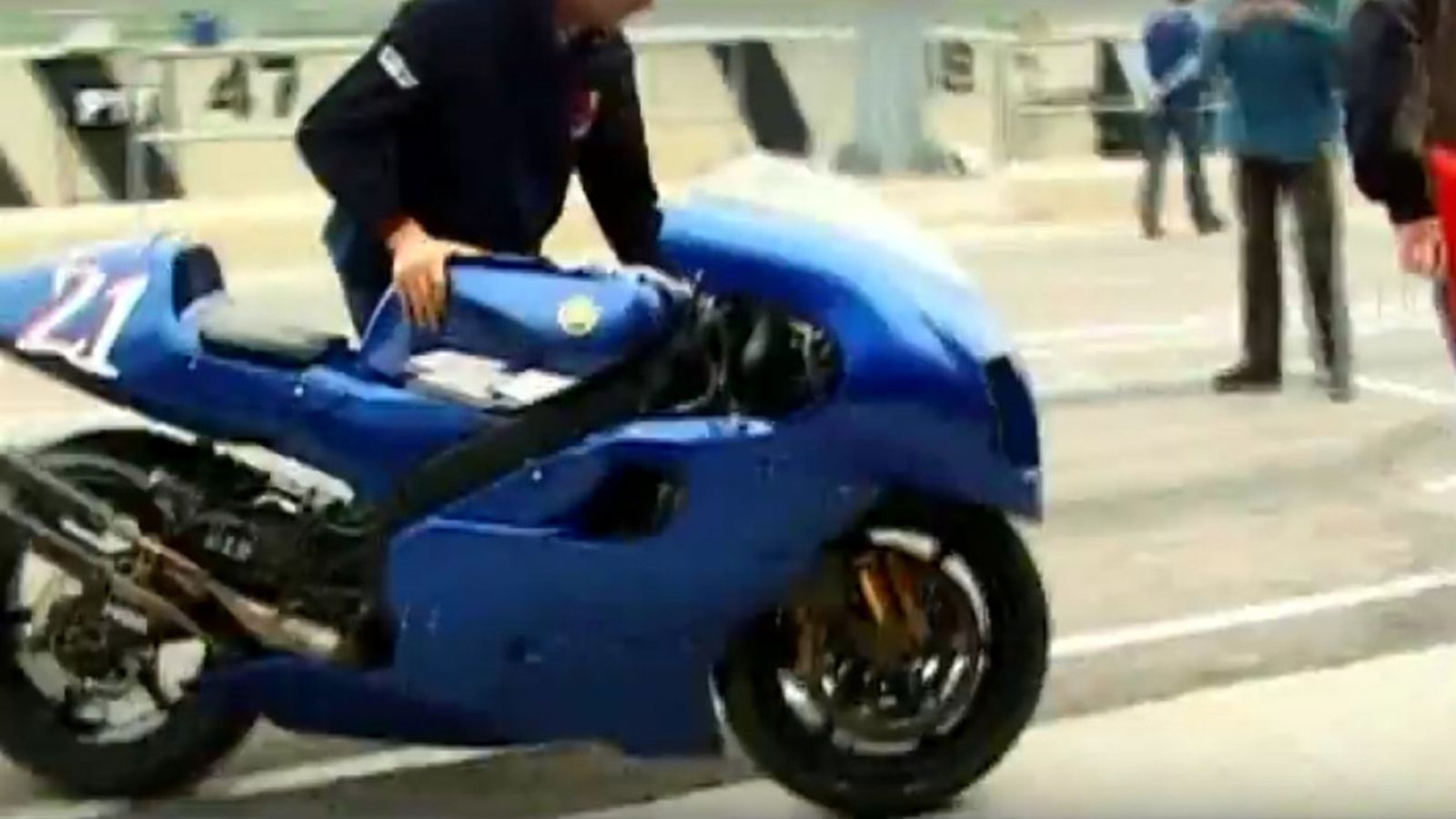 Μερικές από τις ελάχιστες φωτογραφίες που υπάρχουν, από το παράξενο fairing της Yamaha!
