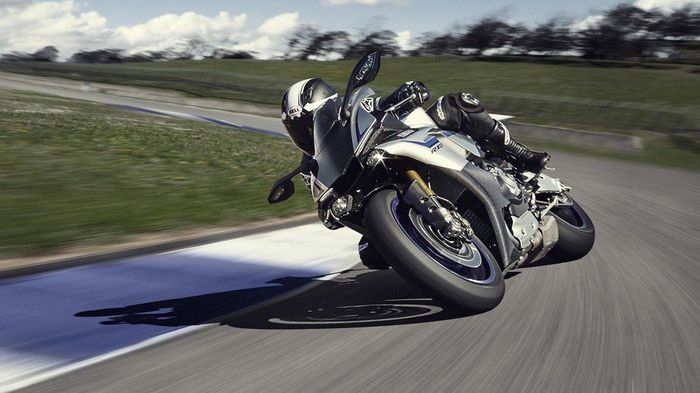 Από τις πίστες στους δρόμους ή και το αντίστροφο! Οι μοτοσικλέτες αυτής της κατηγορίας, έχουν στενότατους δεσμούς με τα race only μοντέλα των SBK και 