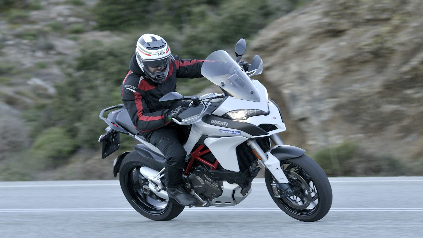 Βελτιωμένο και ραφιναρισμένο το νέο Multistrada, αποτελεί μια από τις καλύτερα εξοπλισμένες μοτοσικλέτες, ανεξαρτήτως κατηγορίας.
