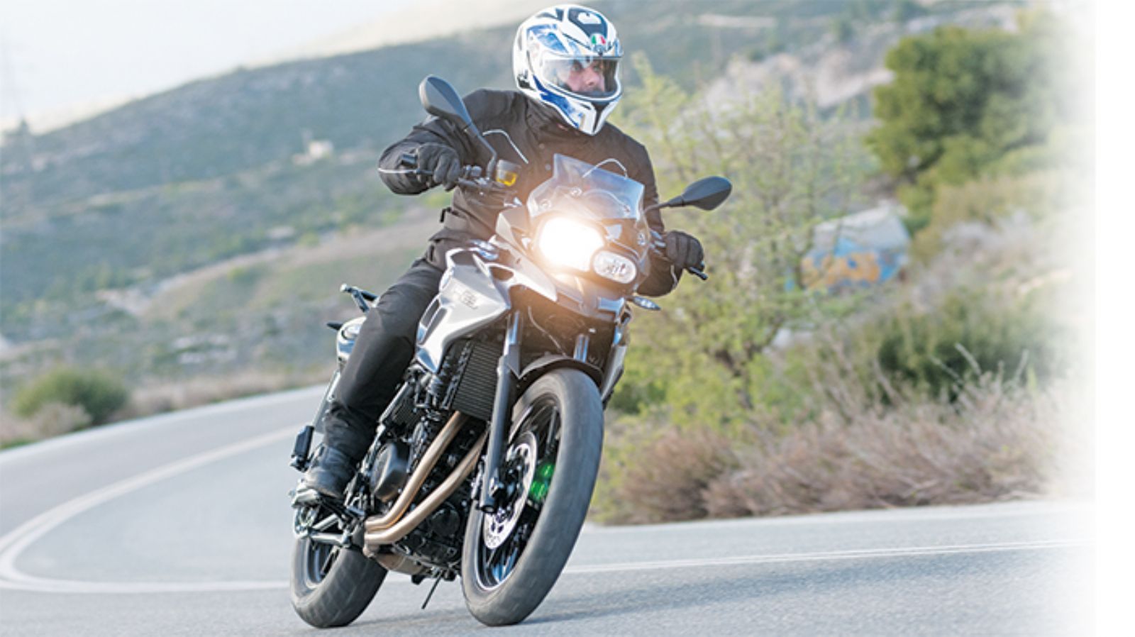 Μια αδικημένη μοτοσικλέτα που επισκιάζεται από την λάμψη του μεγαλύτερου αδερφού μοντέλου. Έχει δικό της χαρακτήρα και αρετές όμως...