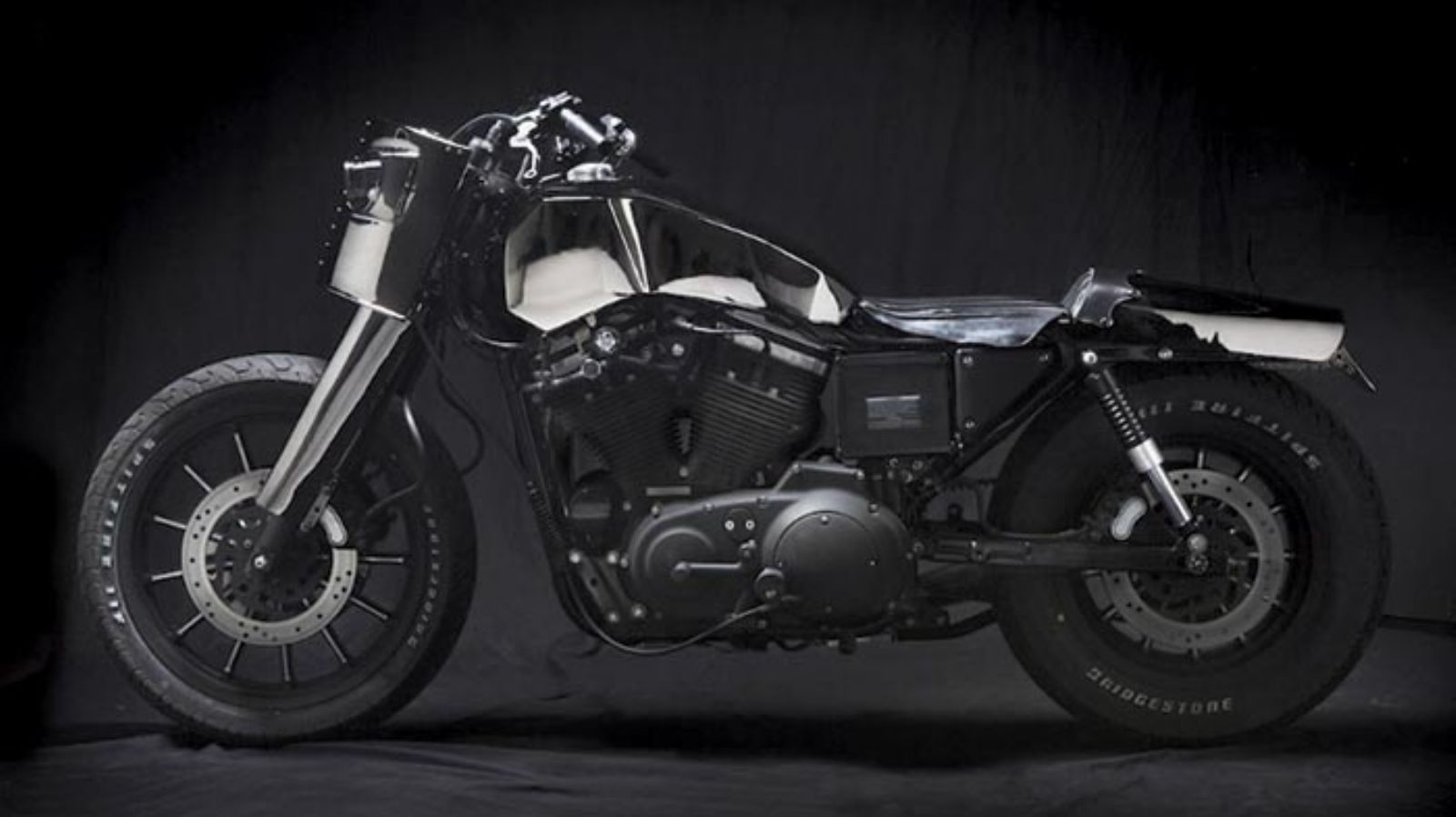 Ίσως o πιο αιρετικός οίκος customizing, η El Solitario MC, με τις μοναδικές, σχεδόν «σουρεαλιστικές» δημιουργίες της.