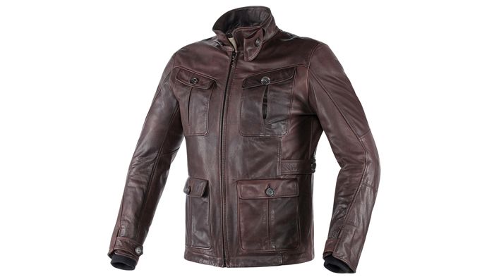 Το Dainese Harrison θα το βρείτε στα Papastavrou Shops. Περισσότερα στο τηλ. 210-9249350.