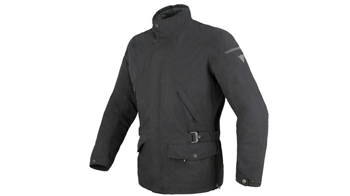 To Dainese Knightbridge θα το βρείτε σε μεγέθη 50, 52, 54 και 60 σε μαύρο χρώμα στην Motorparts. Περισσότερα στο τηλ. 210-9961728.