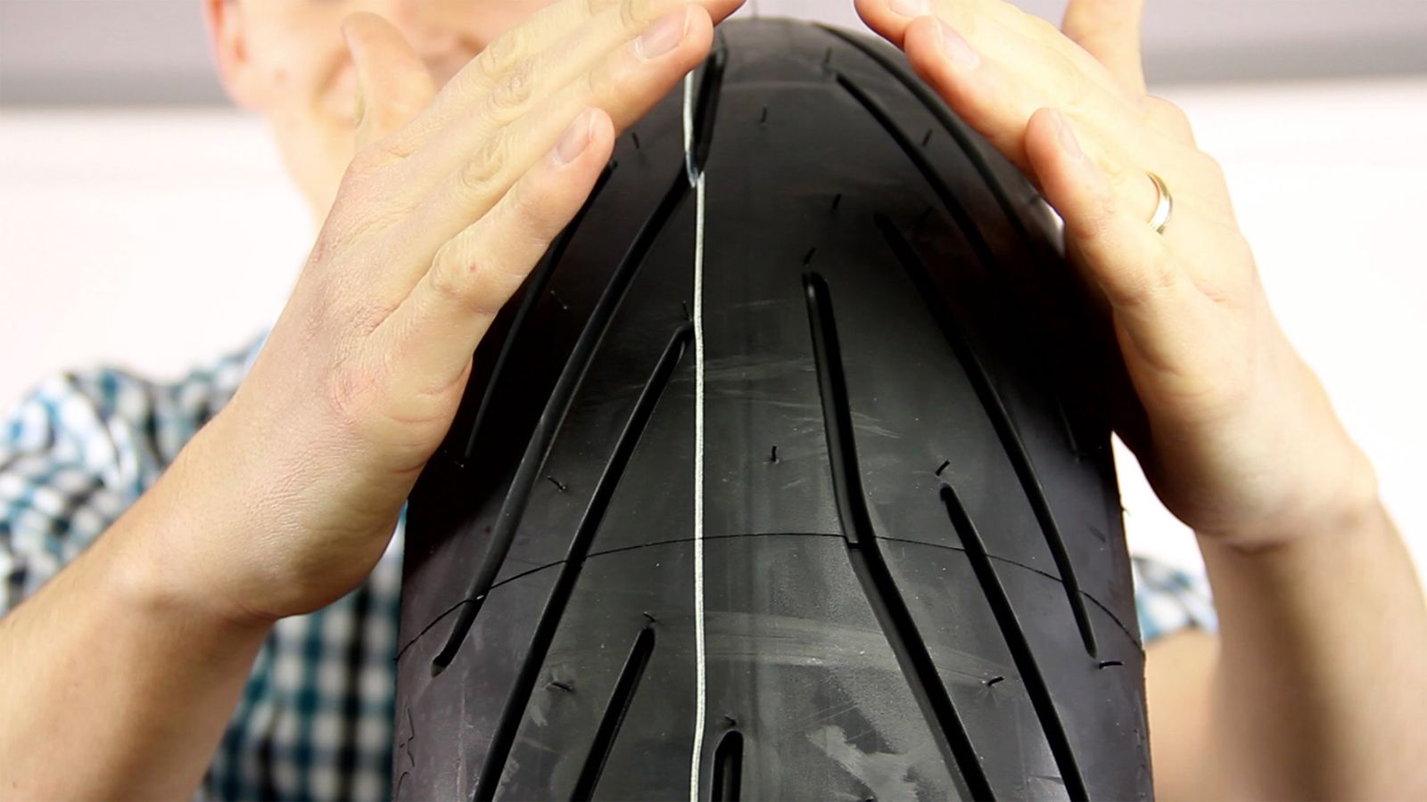 Η μέτρηση γίνεται ακριβώς στο κέντρο με φουσκωμένο ελαστικό