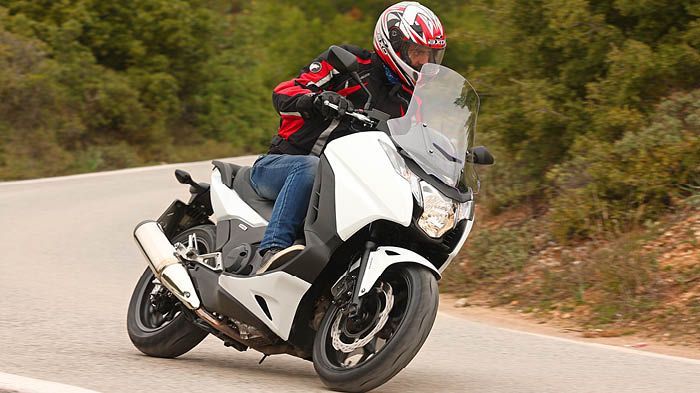 Η αναβάθμιση του DCT και οι βελτιώσεις στην εργονομία κλέβουν την παράσταση, έχοντας ως αποτέλεσμα ένα δίκυκλο όχι πιο δυνατό και ακραίο, αλλά πιο λει