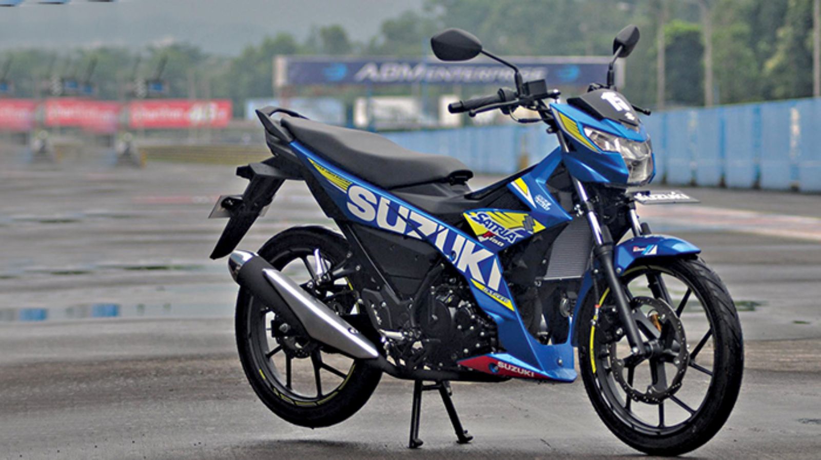 Παπιά σαν και αυτό το Suzuki Satria, που φέρνουν εξωφρενικά σε μοτοσυκλετάκια, είναι πολύ συνηθισμένα στις Ασιατικές αγορές! 